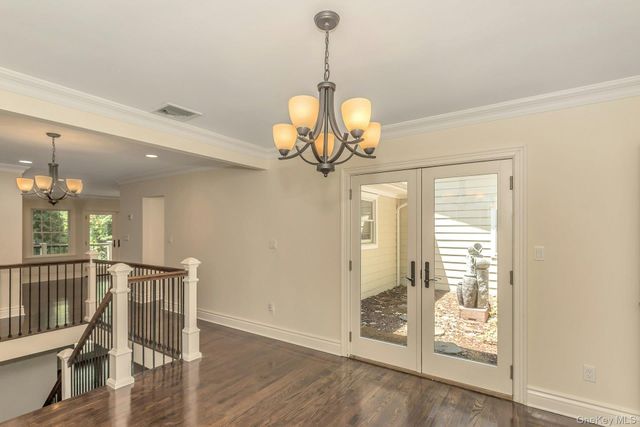 10 Laurel Cove Road, Oyster Bay Cove, NY 11771