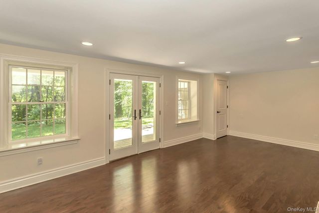 10 Laurel Cove Road, Oyster Bay Cove, NY 11771