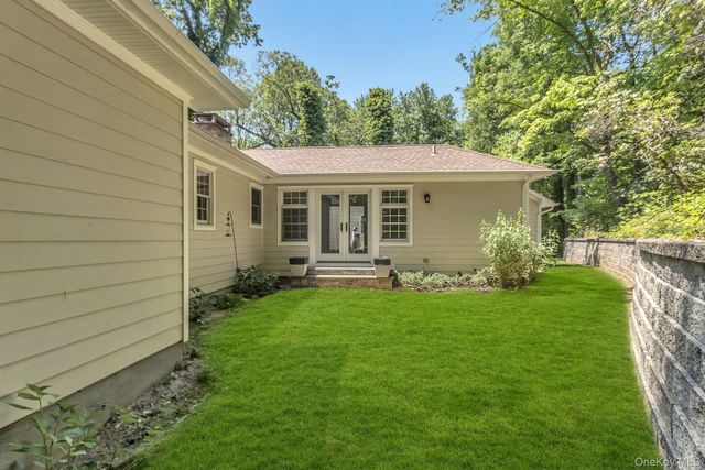 10 Laurel Cove Road, Oyster Bay Cove, NY 11771
