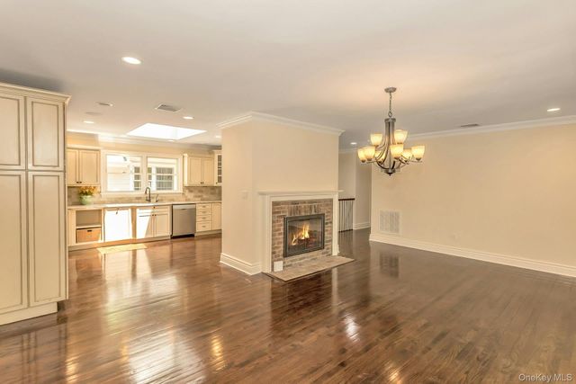 10 Laurel Cove Road, Oyster Bay Cove, NY 11771