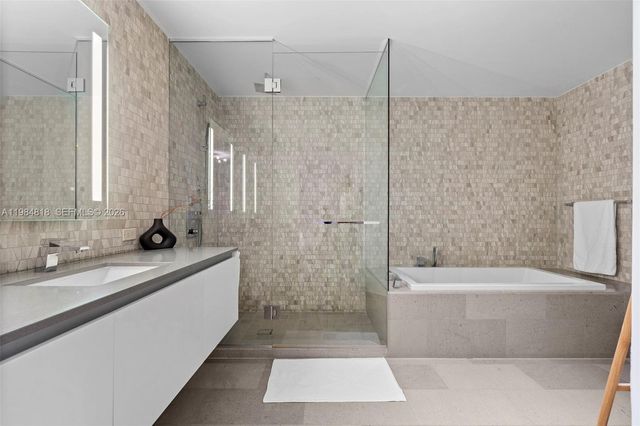 88 SW 7th St 809, Miami, FL 33130