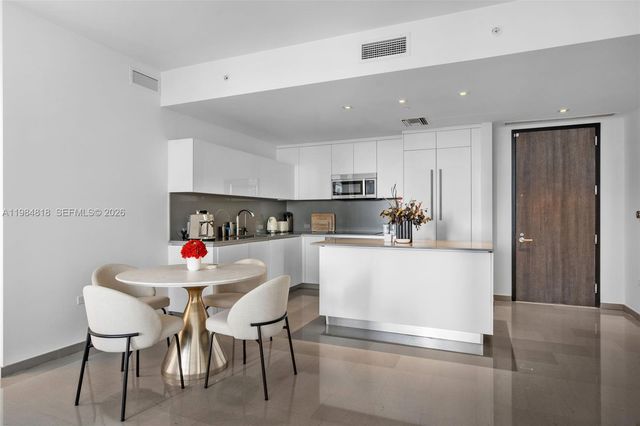 88 SW 7th St 809, Miami, FL 33130