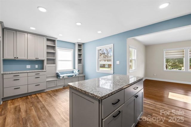 4017 Abbeydale Drive, Charlotte, NC 28205