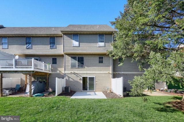 152 CROWN POINTE DR, York, PA 17402