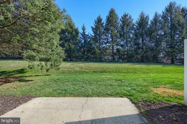 152 CROWN POINTE DR, York, PA 17402