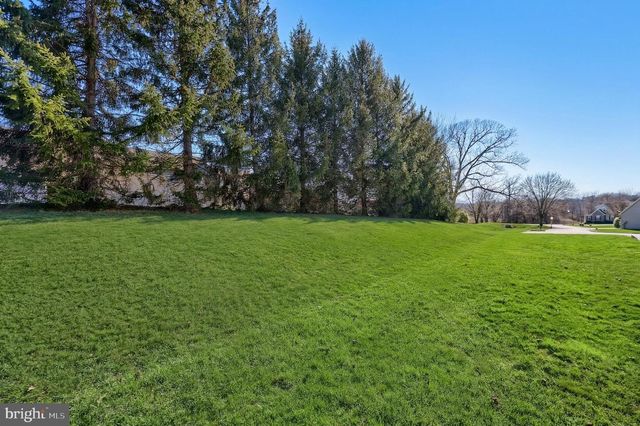 152 CROWN POINTE DR, York, PA 17402