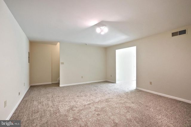 152 CROWN POINTE DR, York, PA 17402