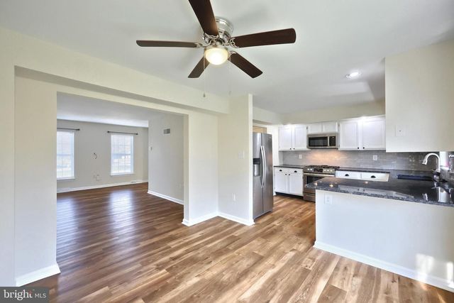 152 CROWN POINTE DR, York, PA 17402