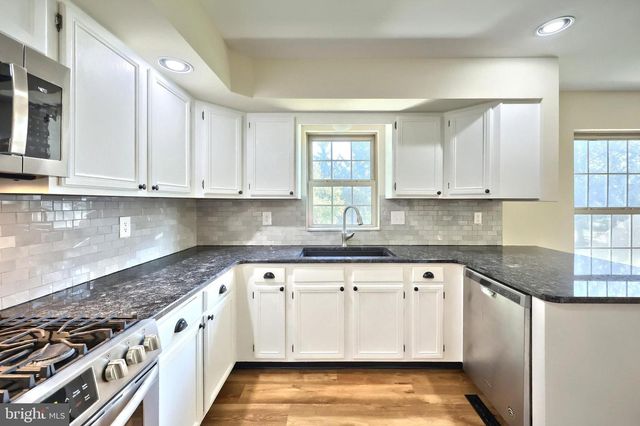 152 CROWN POINTE DR, York, PA 17402