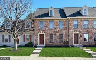 152 CROWN POINTE DR, York, PA 17402