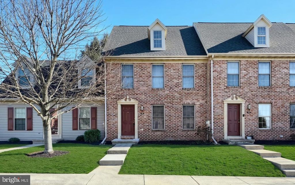 152 CROWN POINTE DR, York, PA 17402