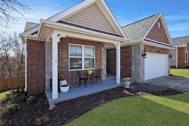 37 Valley View Circle, Bentonville, AR 72712
