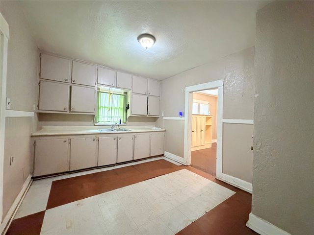 900 W Central Avenue, Fort Worth, TX 76164