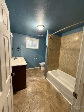 1904 NW 8th St, Meridian, ID 83646