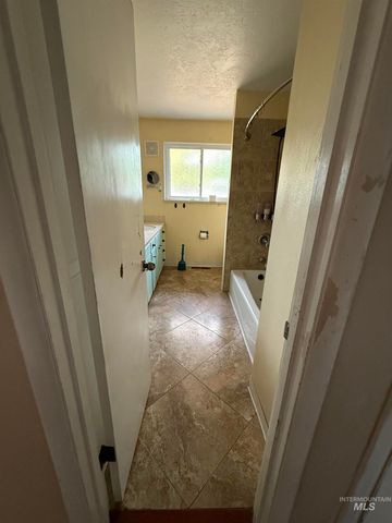 1904 NW 8th St, Meridian, ID 83646
