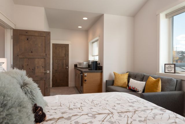 61358 Kindle Rock Loop, Bend, OR 97702