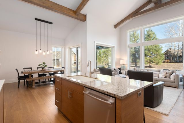 61358 Kindle Rock Loop, Bend, OR 97702