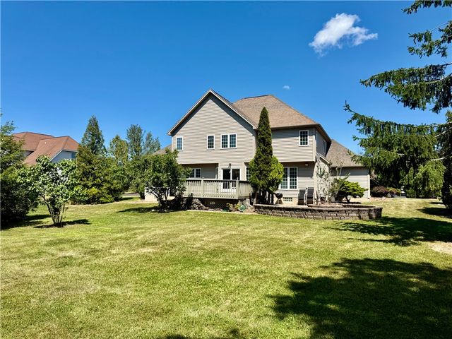 15 Meadows End, Penfield, NY 14580
