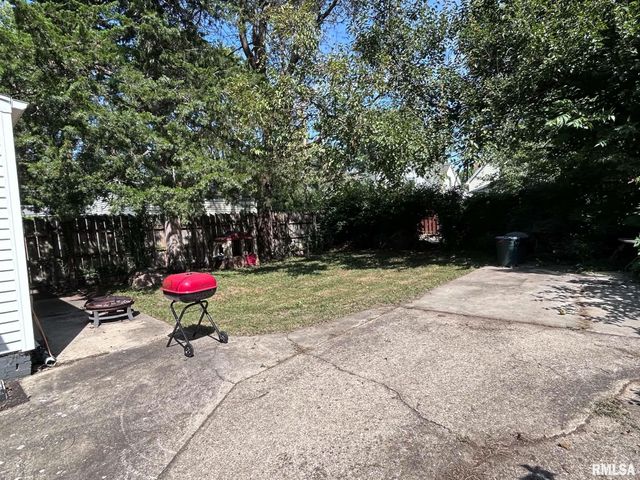 838 S DOUGLAS Avenue, Springfield, IL 62704