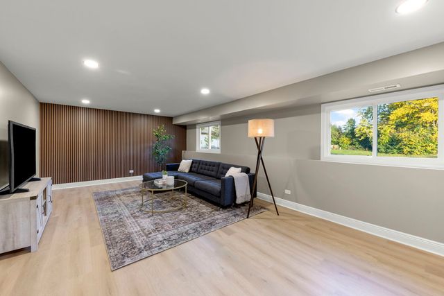 641 N Highview Avenue, Addison, IL 60101