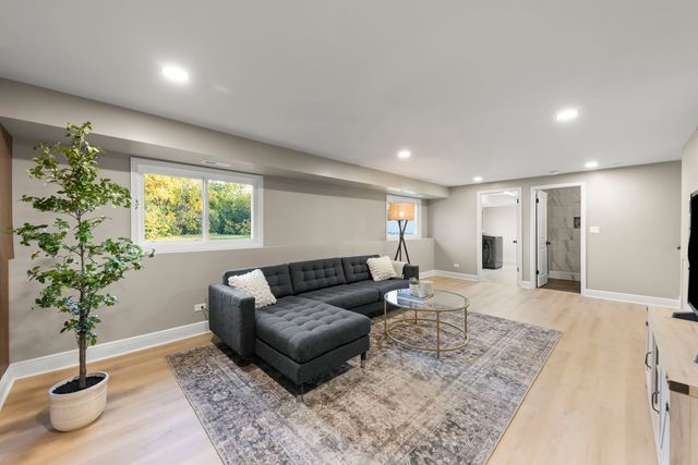 641 N Highview Avenue, Addison, IL 60101