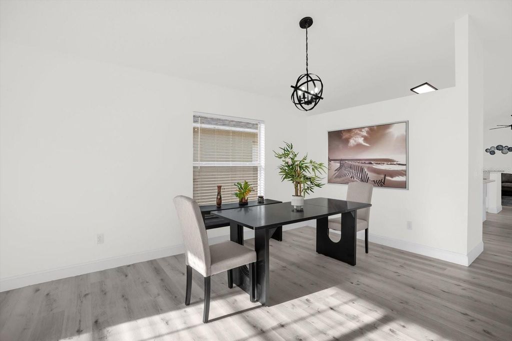 Image 11 of property listing at 2037 DARLIN CIRCLE, Orlando, FL 32820