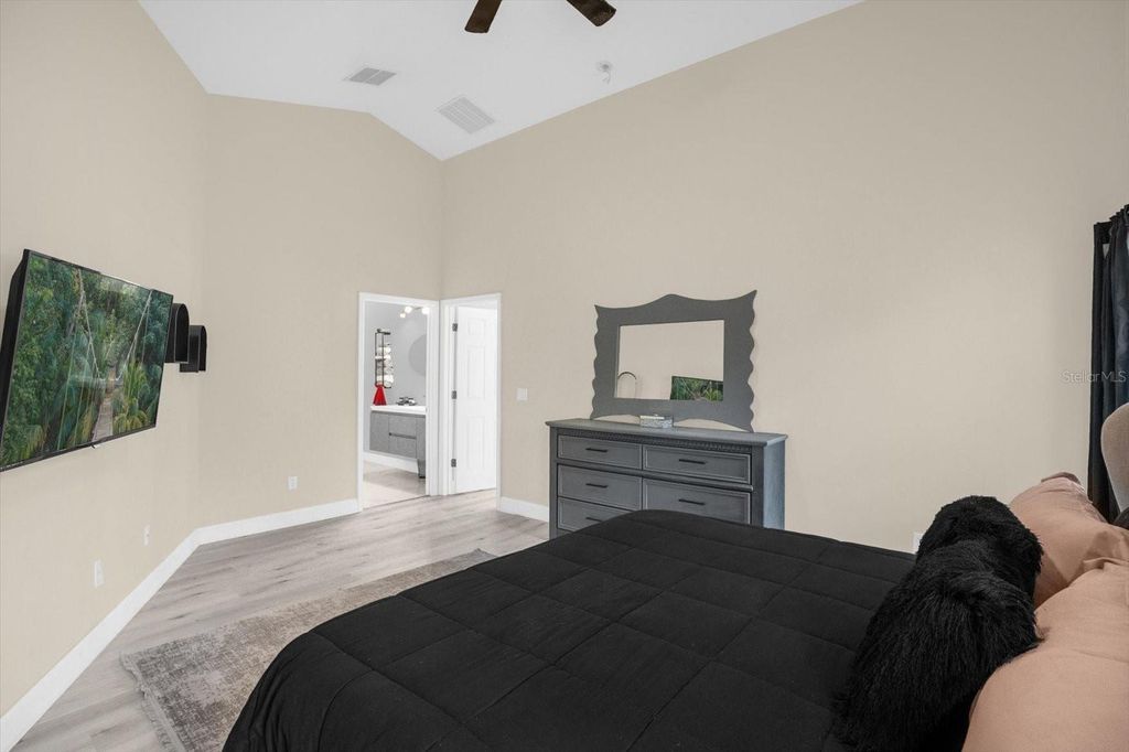 Image 21 of property listing at 2037 DARLIN CIRCLE, Orlando, FL 32820