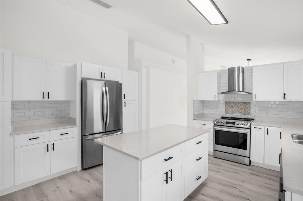 Image 5 of property listing at 2037 DARLIN CIRCLE, Orlando, FL 32820