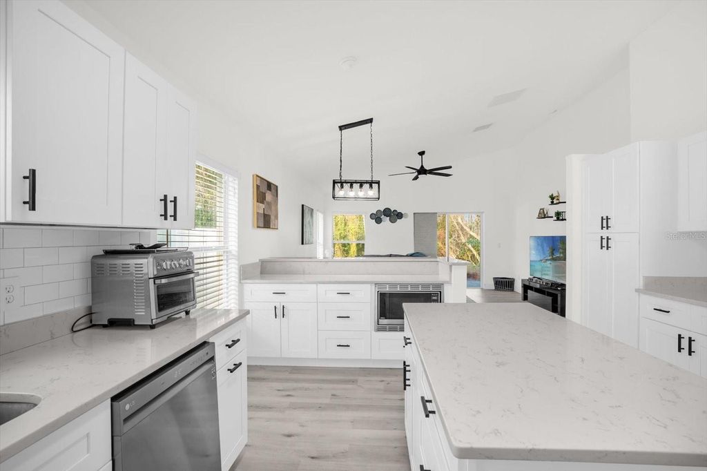 Image 7 of property listing at 2037 DARLIN CIRCLE, Orlando, FL 32820