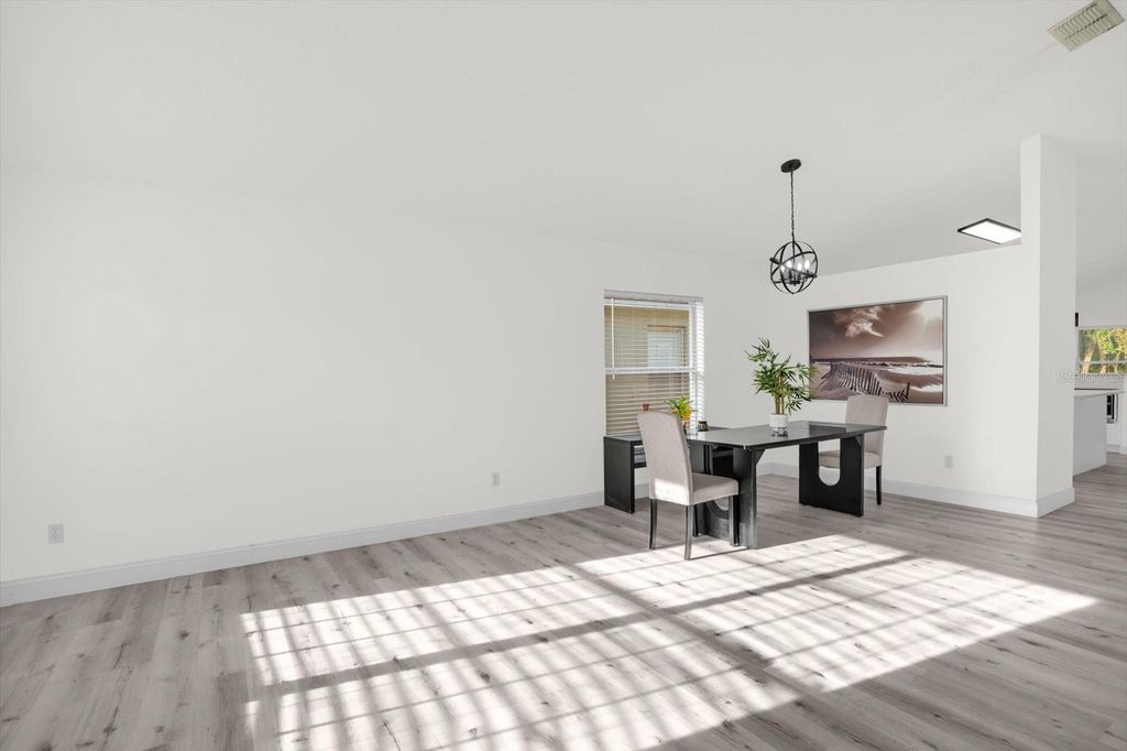 Image 10 of property listing at 2037 DARLIN CIRCLE, Orlando, FL 32820