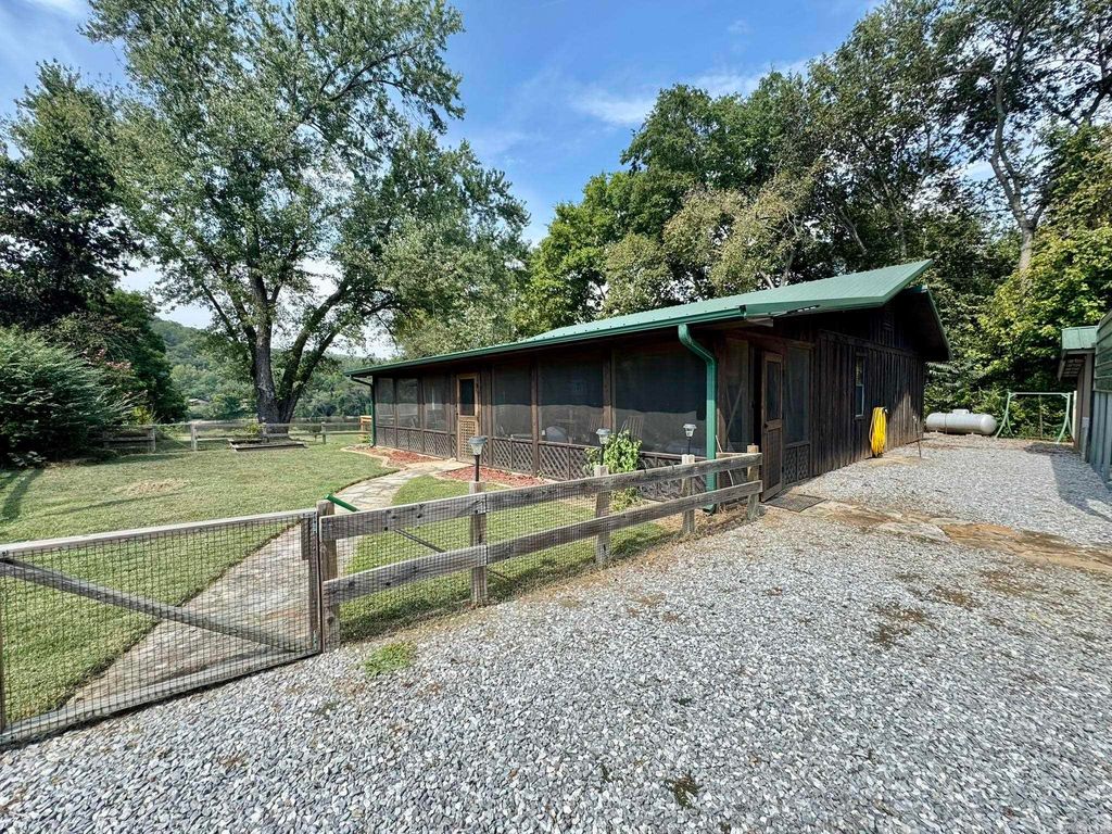 858 N Riverview, Mountain View, AR 72556