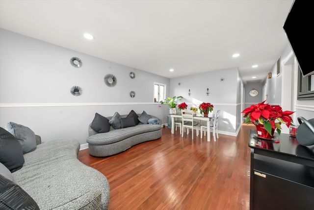 7852 Neenah Avenue, Burbank, IL 60459