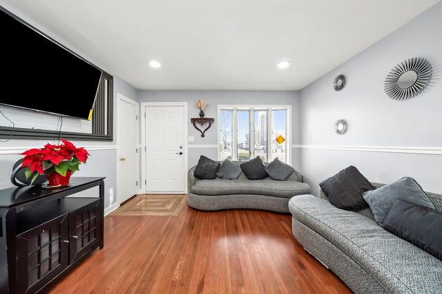 7852 Neenah Avenue, Burbank, IL 60459