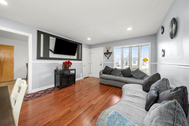 7852 Neenah Avenue, Burbank, IL 60459