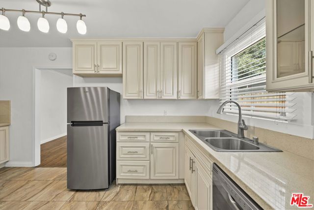 84 N Grand Oaks Avenue, Pasadena, CA 91107