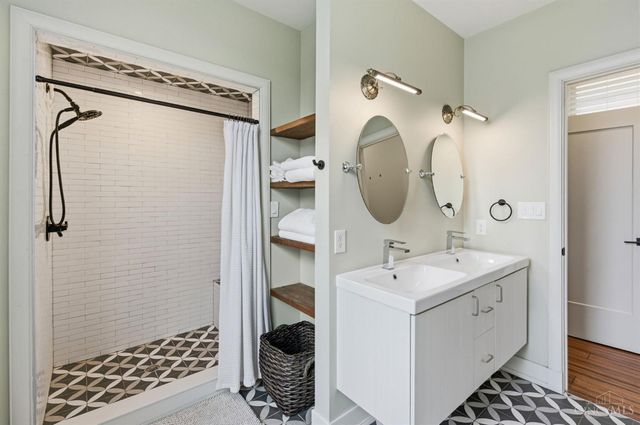 207 Kemp Alley, Cincinnati, OH 45202