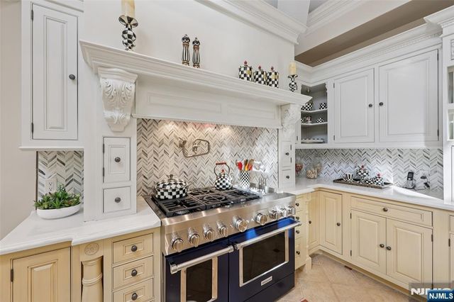 14 Henion Garden, Mahwah, NJ 07430