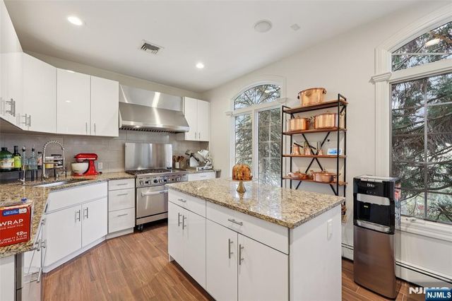 14 Henion Garden, Mahwah, NJ 07430