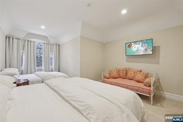 14 Henion Garden, Mahwah, NJ 07430