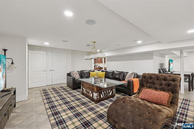 14 Henion Garden, Mahwah, NJ 07430