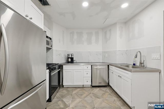 14 Henion Garden, Mahwah, NJ 07430