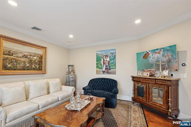 14 Henion Garden, Mahwah, NJ 07430