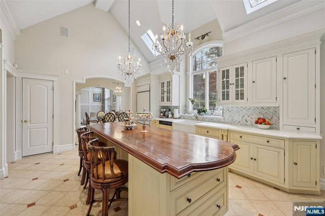 14 Henion Garden, Mahwah, NJ 07430