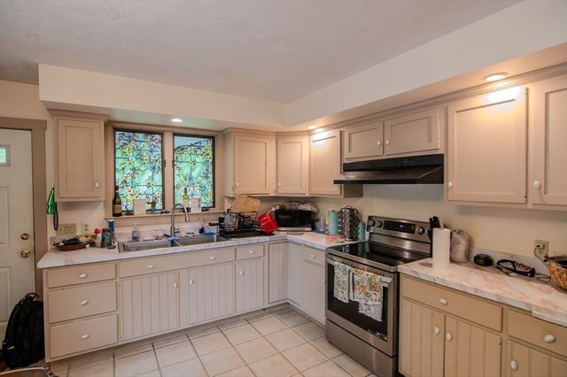 919 Chase Rd, Lunenburg, MA 01462