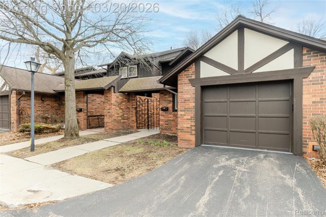 29332 Wellington Road W, Southfield, MI 48034