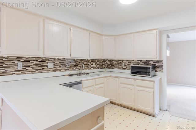 29332 Wellington Road W, Southfield, MI 48034