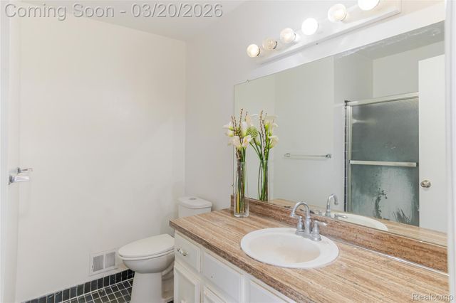 29332 Wellington Road W, Southfield, MI 48034