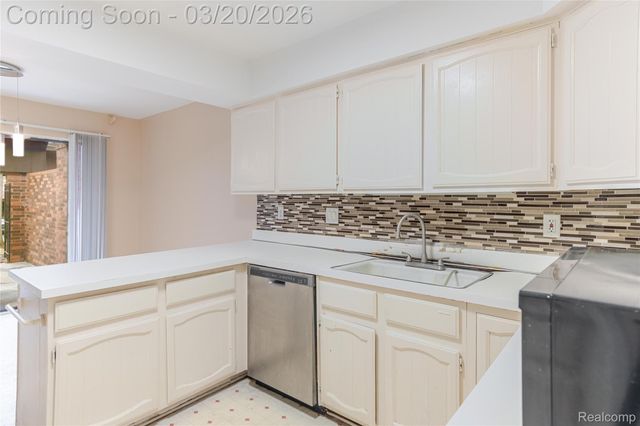 29332 Wellington Road W, Southfield, MI 48034