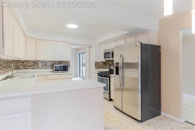 29332 Wellington Road W, Southfield, MI 48034