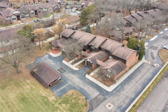 29332 Wellington Road W, Southfield, MI 48034